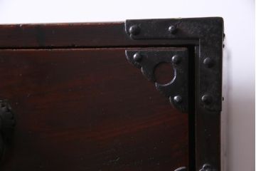 アンティーク家具　和製アンティーク　前面・供縁欅材　木瓜　菊唐草　趣きあふれる佇まいが魅力的な仙台箪笥(衣装箪笥、時代箪笥)