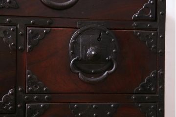 アンティーク家具　和製アンティーク　前面・供縁欅材　木瓜　菊唐草　趣きあふれる佇まいが魅力的な仙台箪笥(衣装箪笥、時代箪笥)