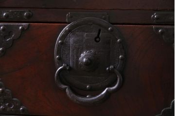 アンティーク家具　和製アンティーク　前面・供縁欅材　木瓜　菊唐草　趣きあふれる佇まいが魅力的な仙台箪笥(衣装箪笥、時代箪笥)