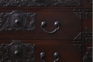 アンティーク家具　和製アンティーク　前面・供縁欅材　木瓜　菊唐草　趣きあふれる佇まいが魅力的な仙台箪笥(衣装箪笥、時代箪笥)