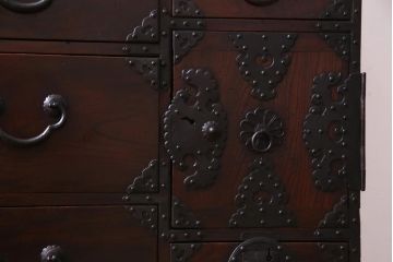 アンティーク家具　和製アンティーク　前面・供縁欅材　木瓜　菊唐草　趣きあふれる佇まいが魅力的な仙台箪笥(衣装箪笥、時代箪笥)