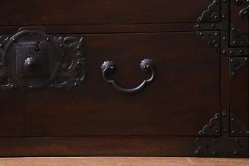 アンティーク家具　和製アンティーク　前面・供縁欅材　木瓜　菊唐草　趣きあふれる佇まいが魅力的な仙台箪笥(衣装箪笥、時代箪笥)