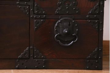 アンティーク家具　和製アンティーク　前面・供縁欅材　木瓜　菊唐草　趣きあふれる佇まいが魅力的な仙台箪笥(衣装箪笥、時代箪笥)