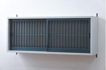 ラフジュ工房オリジナル　すりガラス入り　フレンチグレーとネイビーペイントのウォールシェルフ(壁掛け収納棚、戸棚、ウォールキャビネット)