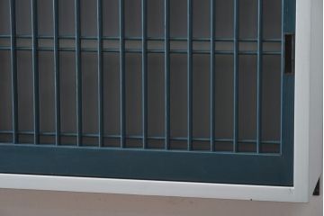 ラフジュ工房オリジナル　すりガラス入り　フレンチグレーとネイビーペイントのウォールシェルフ(壁掛け収納棚、戸棚、ウォールキャビネット)