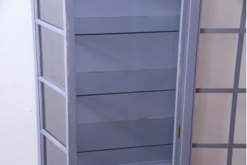 中古　イタリア家具　リペイントを施したシャビーシックな縦型ガラスケース(飾り棚)