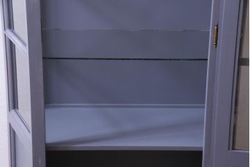 中古　イタリア家具　リペイントを施したシャビーシックな縦型ガラスケース(飾り棚)