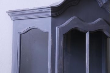中古　イタリア家具　リペイントを施したシャビーシックな縦型ガラスケース(飾り棚)