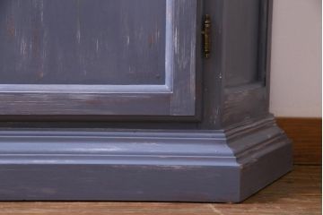 中古　イタリア家具　リペイントを施したシャビーシックな縦型ガラスケース(飾り棚)
