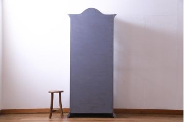 中古　イタリア家具　リペイントを施したシャビーシックな縦型ガラスケース(飾り棚)
