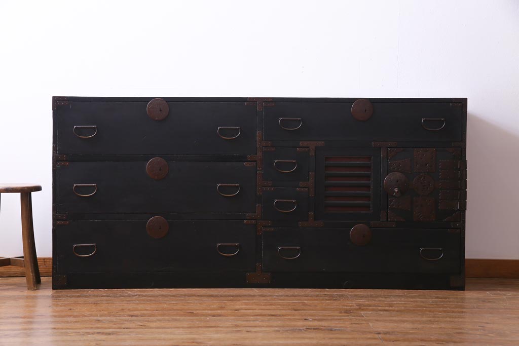 アンティーク家具　古民具・骨董　からくり付き　漆塗り　マットな風合いが味のある大川箪笥(サイドボード)