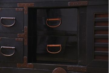 アンティーク家具　古民具・骨董　からくり付き　漆塗り　マットな風合いが味のある大川箪笥(サイドボード)