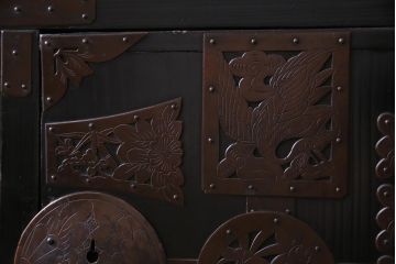 アンティーク家具　古民具・骨董　からくり付き　漆塗り　マットな風合いが味のある大川箪笥(サイドボード)