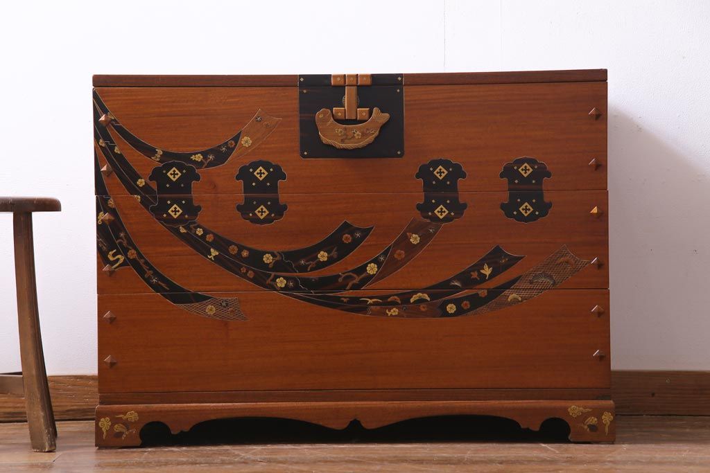 中古　工芸品　バンダジ(バンダチ)風　風流な模様が目を引く寄木細工のようなタンス(チェスト、箪笥)