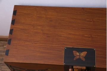 中古　工芸品　バンダジ(バンダチ)風　風流な模様が目を引く寄木細工のようなタンス(チェスト、箪笥)