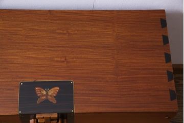 中古　工芸品　バンダジ(バンダチ)風　風流な模様が目を引く寄木細工のようなタンス(チェスト、箪笥)