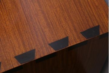 中古　工芸品　バンダジ(バンダチ)風　風流な模様が目を引く寄木細工のようなタンス(チェスト、箪笥)