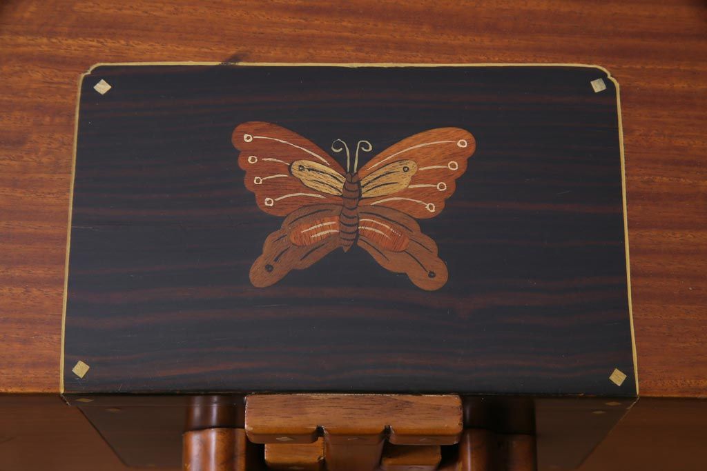 中古　工芸品　バンダジ(バンダチ)風　風流な模様が目を引く寄木細工のようなタンス(チェスト、箪笥)