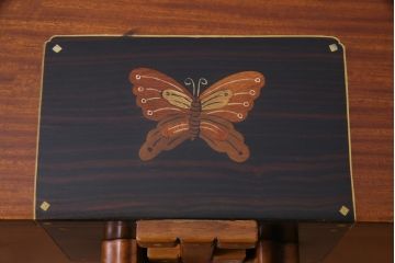 中古　工芸品　バンダジ(バンダチ)風　風流な模様が目を引く寄木細工のようなタンス(チェスト、箪笥)