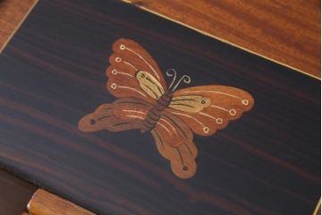 中古　工芸品　バンダジ(バンダチ)風　風流な模様が目を引く寄木細工のようなタンス(チェスト、箪笥)