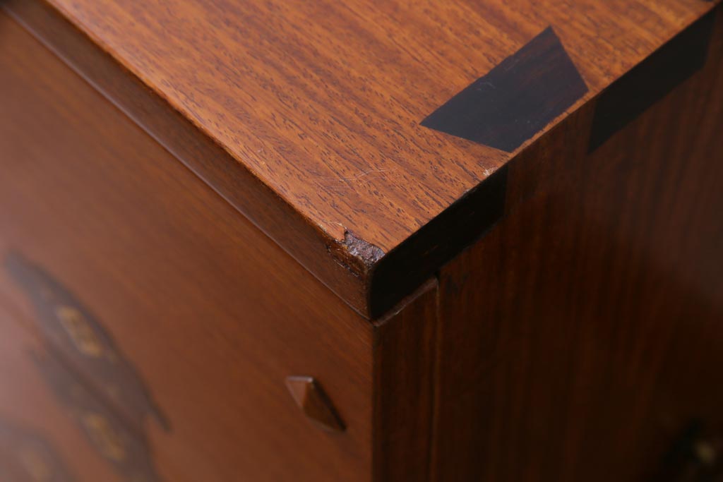 中古　工芸品　バンダジ(バンダチ)風　風流な模様が目を引く寄木細工のようなタンス(チェスト、箪笥)