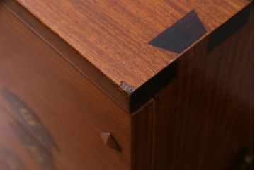 中古　工芸品　バンダジ(バンダチ)風　風流な模様が目を引く寄木細工のようなタンス(チェスト、箪笥)