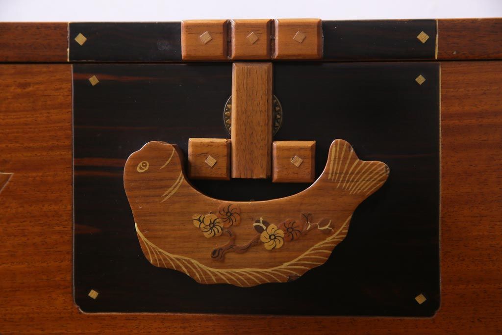 中古　工芸品　バンダジ(バンダチ)風　風流な模様が目を引く寄木細工のようなタンス(チェスト、箪笥)