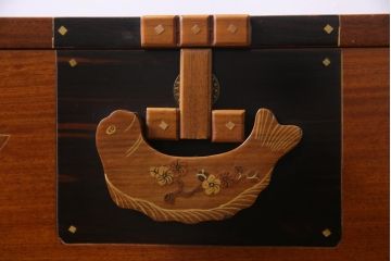 中古　工芸品　バンダジ(バンダチ)風　風流な模様が目を引く寄木細工のようなタンス(チェスト、箪笥)