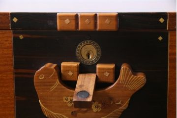 中古　工芸品　バンダジ(バンダチ)風　風流な模様が目を引く寄木細工のようなタンス(チェスト、箪笥)