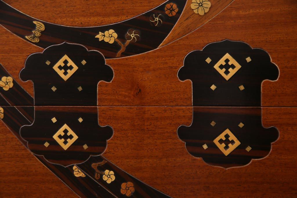 中古　工芸品　バンダジ(バンダチ)風　風流な模様が目を引く寄木細工のようなタンス(チェスト、箪笥)