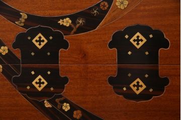 中古　工芸品　バンダジ(バンダチ)風　風流な模様が目を引く寄木細工のようなタンス(チェスト、箪笥)