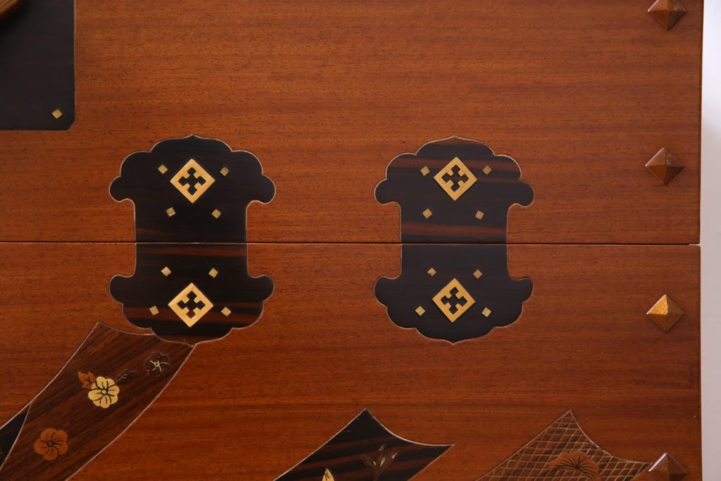 中古　工芸品　バンダジ(バンダチ)風　風流な模様が目を引く寄木細工のようなタンス(チェスト、箪笥)