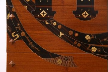 中古　工芸品　バンダジ(バンダチ)風　風流な模様が目を引く寄木細工のようなタンス(チェスト、箪笥)