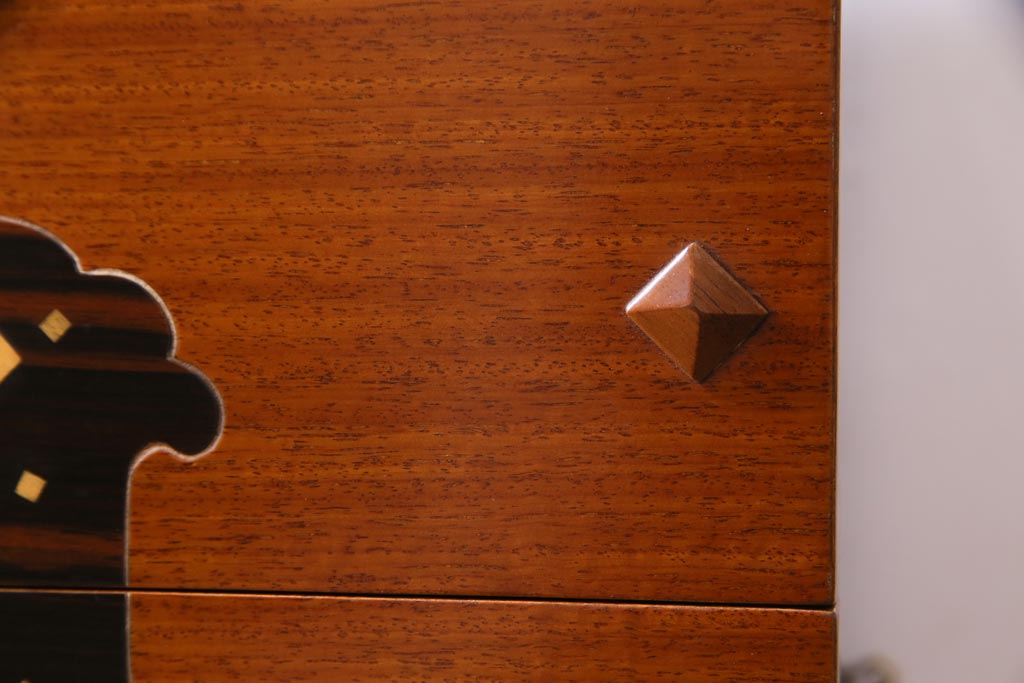 中古　工芸品　バンダジ(バンダチ)風　風流な模様が目を引く寄木細工のようなタンス(チェスト、箪笥)