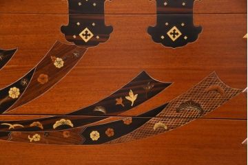 中古　工芸品　バンダジ(バンダチ)風　風流な模様が目を引く寄木細工のようなタンス(チェスト、箪笥)