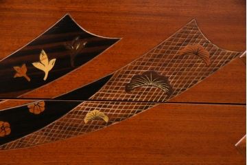 中古　工芸品　バンダジ(バンダチ)風　風流な模様が目を引く寄木細工のようなタンス(チェスト、箪笥)