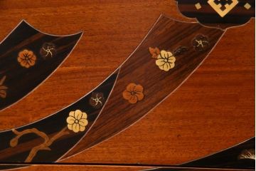 中古　工芸品　バンダジ(バンダチ)風　風流な模様が目を引く寄木細工のようなタンス(チェスト、箪笥)