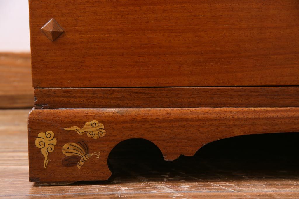 中古　工芸品　バンダジ(バンダチ)風　風流な模様が目を引く寄木細工のようなタンス(チェスト、箪笥)