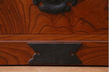 ビンテージ　中古　岩谷堂箪笥　牡丹金具　小振りながらも存在感を放つ衣装箪笥(チェスト、整理ダンス)