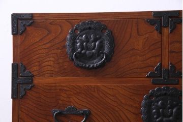 ビンテージ　中古　岩谷堂箪笥　牡丹金具　小振りながらも存在感を放つ衣装箪笥(チェスト、整理ダンス)