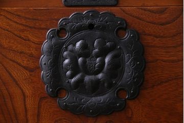 ビンテージ　中古　岩谷堂箪笥　牡丹金具　小振りながらも存在感を放つ衣装箪笥(チェスト、整理ダンス)