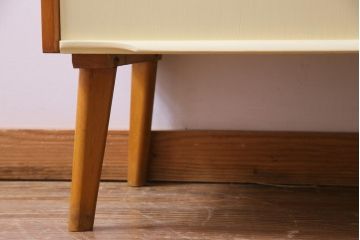 北欧ビンテージ　ペイント家具　チーク材　レトロな雰囲気が可愛らしいチェスト(引き出し)