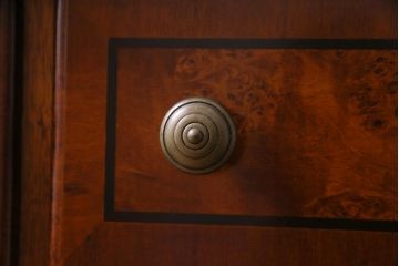 中古　イタリア家具　マホガニー材　リメイクを施した高級感漂うキャビネット(飾り棚)