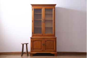 中古　横浜クラシック家具　ダニエル(Daniel)　飽きの来ないデザインのカップボード(キャビネット、食器棚)(定価約65万円)(1)