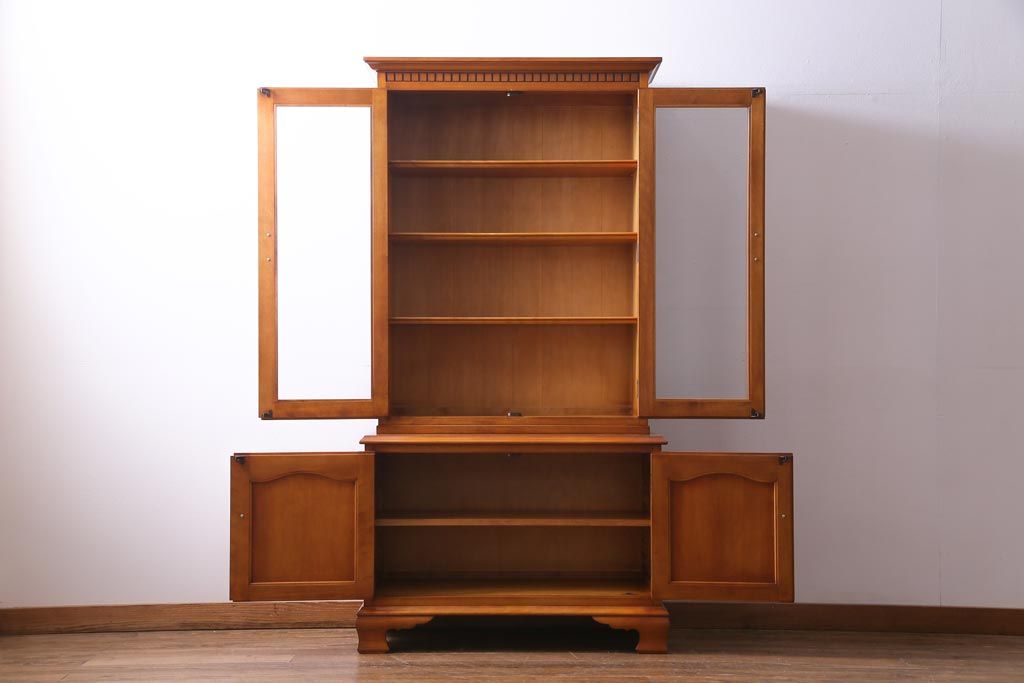 中古　横浜クラシック家具　ダニエル(Daniel)　飽きの来ないデザインのカップボード(キャビネット、食器棚)(定価約65万円)(1)