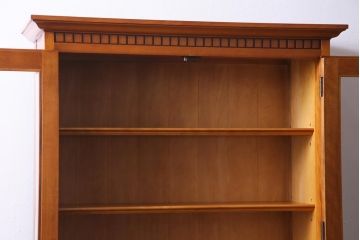 中古　横浜クラシック家具　ダニエル(Daniel)　飽きの来ないデザインのカップボード(キャビネット、食器棚)(定価約65万円)(1)