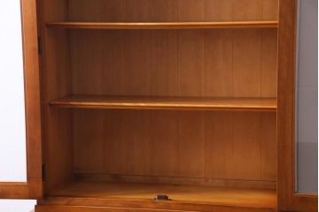 中古　横浜クラシック家具　ダニエル(Daniel)　飽きの来ないデザインのカップボード(キャビネット、食器棚)(定価約65万円)(1)