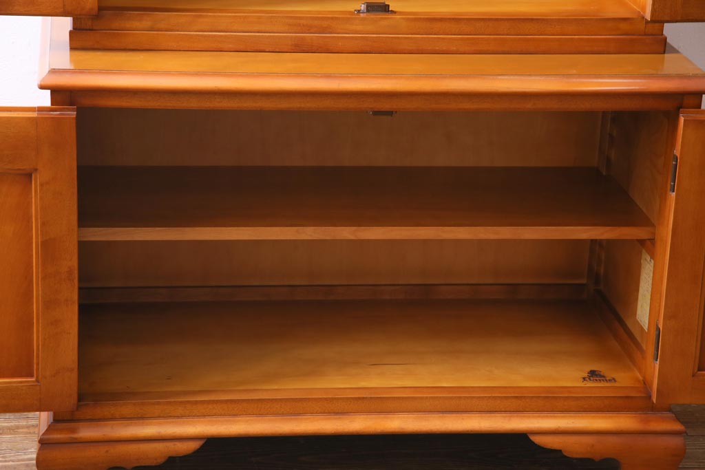 中古　横浜クラシック家具　ダニエル(Daniel)　飽きの来ないデザインのカップボード(キャビネット、食器棚)(定価約65万円)(1)