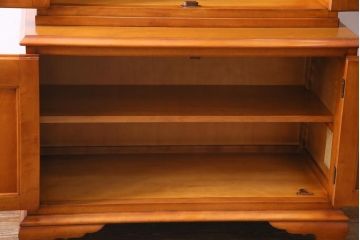 中古　横浜クラシック家具　ダニエル(Daniel)　飽きの来ないデザインのカップボード(キャビネット、食器棚)(定価約65万円)(1)