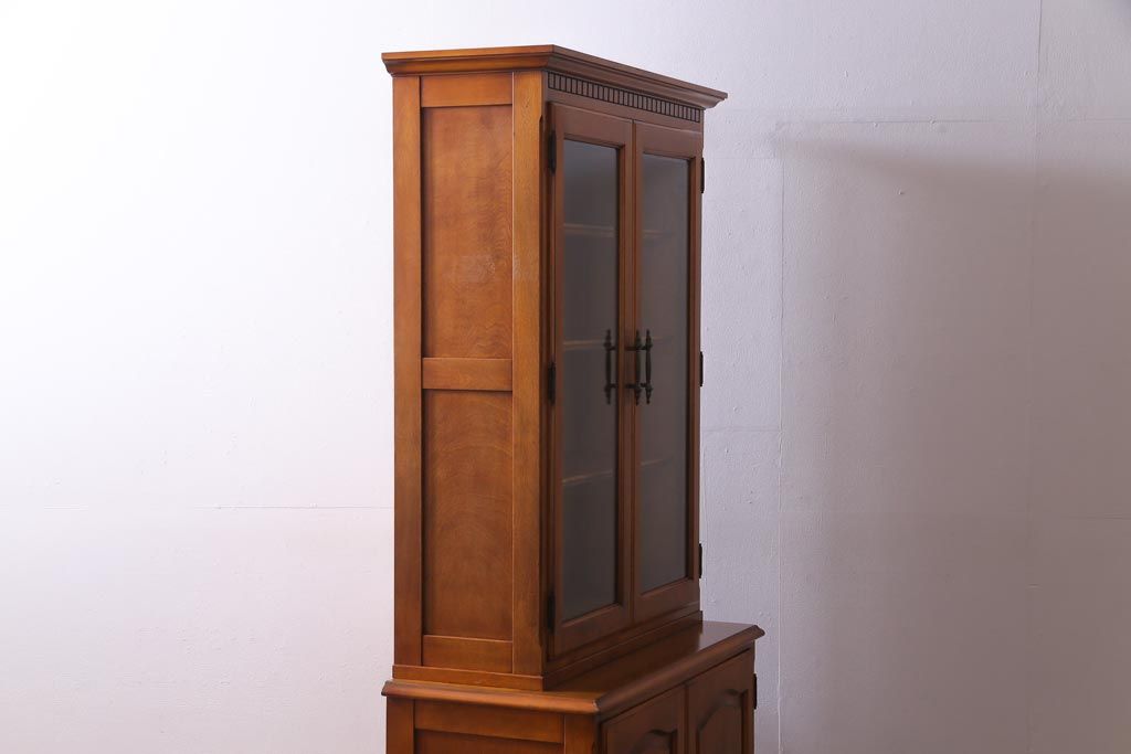 中古　横浜クラシック家具　ダニエル(Daniel)　飽きの来ないデザインのカップボード(キャビネット、食器棚)(定価約65万円)(1)